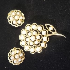 Vintage Pearl Fliwer Brooch with Clip On Earrings